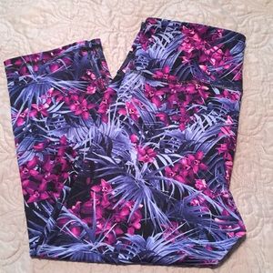 NWOT! Old navy mid-rise compression crops
